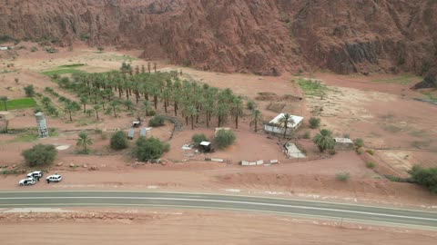 تصوير درون جوي لتضاريس جبال أجا الوعرة في توارن ، جبال أجا في مدينة حائل، المناظر الطبيعية والاماكن السياحية في المملكة العربية السعودية،القمم والمرتفعات في المناطق الجبلية، خلفية الطبيعة