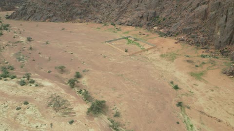 جبال أجا في مدينة حائل، المناظر الطبيعية والاماكن السياحية في المملكة العربية السعودية، تصوير درون جوي لتضاريس جبال أجا الوعرة في توارن ،القمم والمرتفعات في المناطق الجبلية، خلفية الطبيعة