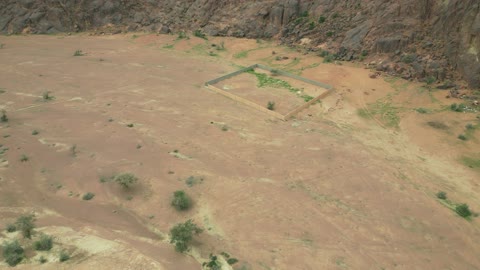 جبال أجا في مدينة حائل، المناظر الطبيعية والاماكن السياحية في المملكة العربية السعودية، تصوير درون جوي لتضاريس جبال أجا الوعرة في توارن ،القمم والمرتفعات في المناطق الجبلية، خلفية الطبيعة