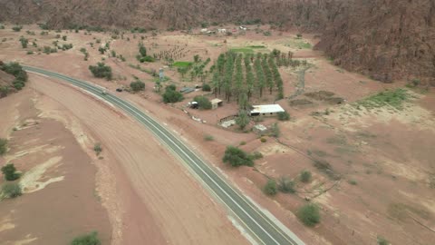 الاشجار والنباتات الصحراوية، جبال أجا في مدينة حائل، المناظر الطبيعية والاماكن السياحية في المملكة العربية السعودية، تصوير درون جوي لتضاريس جبال أجا الوعرة في توارن ،القمم والمرتفعات في المناطق الجبلية، خلفية الطبيعة