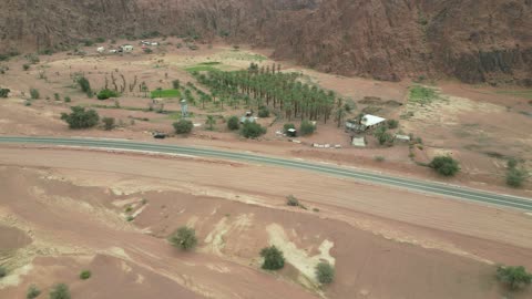 الاشجار والنباتات الصحراوية، جبال أجا في مدينة حائل، المناظر الطبيعية والاماكن السياحية في المملكة العربية السعودية، تصوير درون جوي لتضاريس جبال أجا الوعرة في توارن ،القمم والمرتفعات في المناطق الجبلية، خلفية الطبيعة