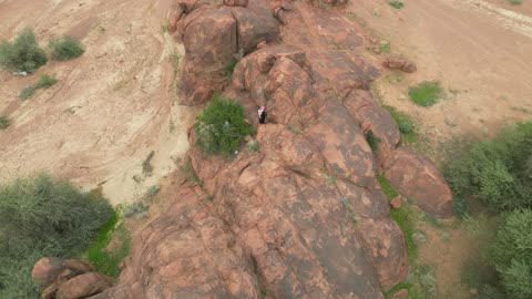 الطبيعة الصحراوية ، جبال أجا في مدينة حائل، لاماكن السياحية في المملكة العربية السعودية، تصوير درون جوي لتضاريس جبال أجا الوعرة في توارن ،القمم والمرتفعات في المناطق الجبلية، خلفية الطبيعة