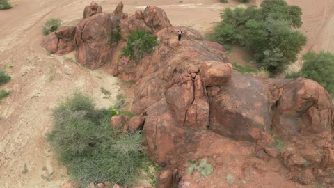 معالم وأماكن سياحية ، جبال أجا في مدينة حائل في المملكة العربية السعودية، تصوير درون جوي لتضاريس جبال أجا الوعرة في توارن ،القمم والمرتفعات في المناطق الجبلية، خلفية الطبيعة