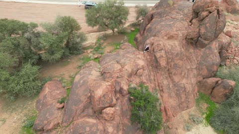 معالم وأماكن سياحية ، جبال أجا في مدينة حائل في المملكة العربية السعودية، تصوير درون جوي لتضاريس جبال أجا الوعرة في توارن ،القمم والمرتفعات في المناطق الجبلية، خلفية الطبيعة