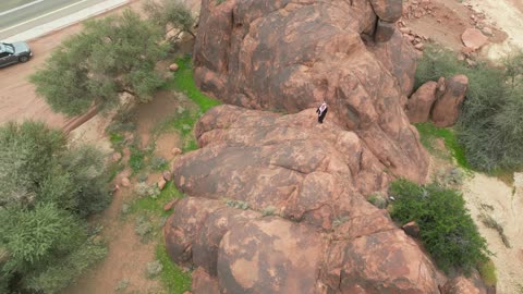 معالم وأماكن سياحية ، جبال أجا في مدينة حائل في المملكة العربية السعودية، تصوير درون جوي لتضاريس جبال أجا الوعرة في توارن ،القمم والمرتفعات في المناطق الجبلية، خلفية الطبيعة