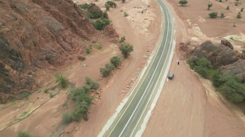 جبال أجا في مدينة حائل، المناظر الطبيعية والاماكن السياحية في المملكة العربية السعودية، تصوير درون جوي لتضاريس جبال أجا الوعرة في توارن ،القمم والمرتفعات في المناطق الجبلية، خلفية الطبيعة