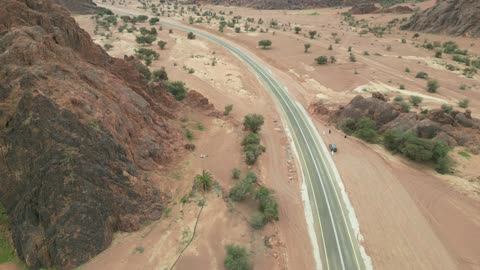 أماكن طبيعية سياحية, جبال أجا في مدينة حائل في المملكة العربية السعودية، تصوير درون جوي لتضاريس جبال أجا الوعرة في توارن ،القمم والمرتفعات في المناطق الجبلية، خلفية الطبيعة