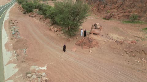 جبال أجا في مدينة حائل، المناظر الطبيعية والاماكن السياحية في المملكة العربية السعودية، تصوير درون جوي لتضاريس جبال أجا الوعرة في توارن ،القمم والمرتفعات في المناطق الجبلية، خلفية الطبيعة