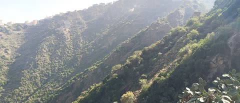 الطبيعة فى جبال فيفاء في جازان جنوب المملكة العربية السعودية، القمم والمرتفعات الصخرية، أماكن ومعالم سياحية طبيعية، الأشجار والنباتات ومساحات الطبيعة الخضراء، المدرجات الزراعية على السفوح الجبلية، البيوت والمباني السكنية