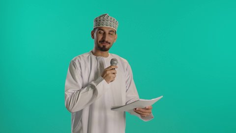 ممارسة الهوايات والمواهب الغنائية المفضلة، تبادل الحوار والاستفادة من خبرات،  إلقاء المحاضرات وإقامة الندوات، الدورات التدريبية و ورشات العمل,  بورتريه مقرب لرجل عربي خليجي عماني يرتدي الدشداشة والكمه  يحمل مكبر الصوت و ورقة بيده ويقوم بالنقاشات الهامة، خلفية زرقاء