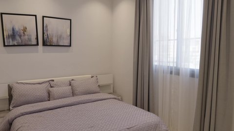 تجهيز السويت بكافة المفروشات الراقية، ديكور داخلي راقي للفلل والشقق السكنية في المملكة العربية السعودية، غرفة نوم بأثاث منزلي فاخر، التصميم الداخلي لغرفة الاسترخاء على الطراز الحديث في احدى الشاليهات الفاخرة