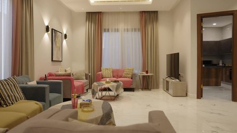 تصميم عصري فاخر، ديكور داخلى لغرفة جلوس، غرفة معيشة بتصاميم عصرية حديثة, شاشة تلفاز وأثاث منزلي راقي، شقق وفلل سكنية, فنادق ومنتجعات فاخرة