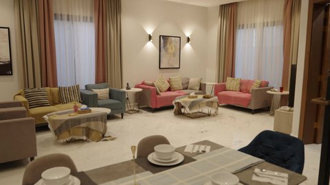 ديكورات داخلية لغرفة جلوس، غرفة معيشة بتصاميم عصرية حديثة, شاشة تلفاز وأثاث منزلي راقي، تصاميم عصرية فاخرة، شقق وفلل سكنية, فنادق ومنتجعات فاخرة