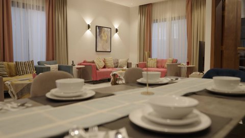 غرفة معيشة بتصاميم عصرية حديثة، ديكورات داخلية لغرفة جلوس, شاشة تلفاز وأثاث منزلي راقي، تصاميم عصرية فاخرة، شقق وفلل سكنية, فنادق ومنتجعات فاخرة