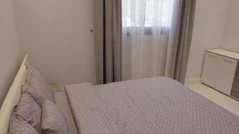 غرفة نوم بأثاث منزلي فاخر، ديكور داخلي راقي للفلل والشقق السكنية في المملكة العربية السعودية، التصميم الداخلي لغرفة الاسترخاء على الطراز الحديث في احدى الشاليهات الفاخرة, تجهيز السويت بكافة المفروشات الراقية