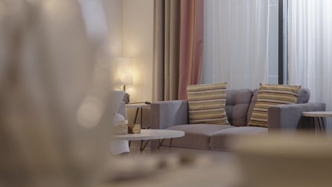 استخدام جهاز تقني حديث ومتطور، إدارة شؤون العمل و تنظيمة، انجاز مهام العمل عن بعد بايماءات الاندماج، التواصل مع الأهل والاصدقاء عبر اللابتوب، رجل عربي خليجي سعودي يرتدي الثوب الابيض يستخدم الحاسوب المحمول