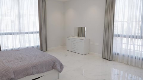 غرفة نوم بأثاث منزلي فاخر، ديكور داخلي راقي للفلل والشقق السكنية في المملكة العربية السعودية، التصميم الداخلي لغرفة الاسترخاء على الطراز الحديث في احدى الشاليهات الفاخرة, تجهيز السويت بكافة المفروشات الراقية