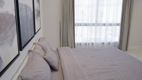 ديكور داخلي راقي للفلل والشقق السكنية في المملكة العربية السعودية، التصميم الداخلي لغرفة الاسترخاء على الطراز الحديث في احدى الشاليهات الفاخرة، غرفة نوم بأثاث منزلي فاخر, تجهيز السويت بكافة المفروشات الراقية