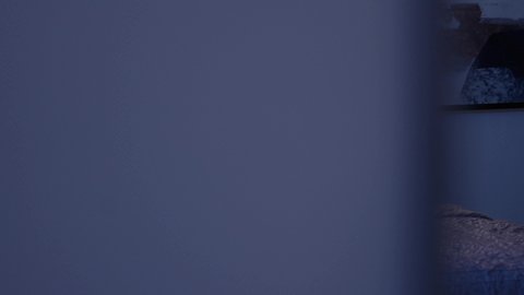 قراءة الروايات والقصص الممتعة، الاسترخاء والاستمتاع بالأجواء الهادئة، الشعور بالراحة والطمأنينة، سيدة عربية خليجية سعودية تجلس في سرير مريح تمسك بيدها الكتاب، اتباع أسلوب حياة صحي