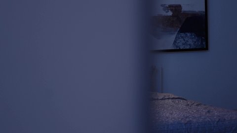 الاسترخاء والاستمتاع بالأجواء الهادئة، الشعور بالراحة والطمأنينة, قراءة الروايات والقصص الممتعة، سيدة عربية خليجية سعودية تجلس في سرير مريح تمسك بيدها الكتاب، اتباع أسلوب حياة صحي