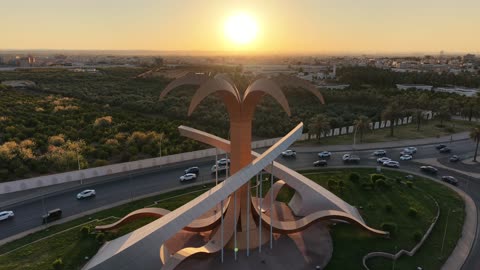 دوار وميدان النخلة في المملكة العربية السعودية ، الفن الهندسي المعماري على الطراز الحديث، حركة مرور السيارات في ميدان النخلة في تبوك في وقت النهار، السياحة في السعودية