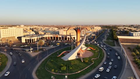 دوار وميدان النخلة في المملكة العربية السعودية ، الفن الهندسي المعماري على الطراز الحديث، حركة مرور السيارات في ميدان النخلة في تبوك في وقت النهار، السياحة في السعودية