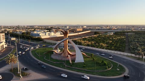 دوار وميدان النخلة في المملكة العربية السعودية ، الفن الهندسي المعماري على الطراز الحديث، حركة مرور السيارات في ميدان النخلة في تبوك في وقت النهار، السياحة في السعودية