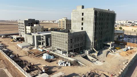 وجهة ترفيهية وتجارية حديثة، المطاعم والمقاهي والمراكز التجارية المميزة، تصوير درون لمجمع ساس بوليفارد في حي المروج بمدينة تبوك في وقت النهار، الفن الهندسي المعماري على الطراز الحديث والمتطور لمشروع جوهرة ساس في المملكة العربية السعودية