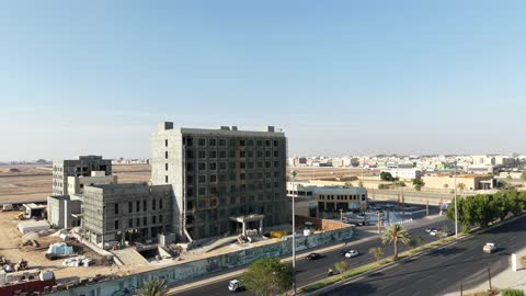 المطاعم والمقاهي والمراكز التجارية المميزة، تصوير درون لمجمع ساس بوليفارد في حي المروج بمدينة تبوك في وقت النهار، وجهة ترفيهية وتجارية حديثة، الفن الهندسي المعماري على الطراز الحديث والمتطور لمشروع جوهرة ساس في المملكة العربية السعودية