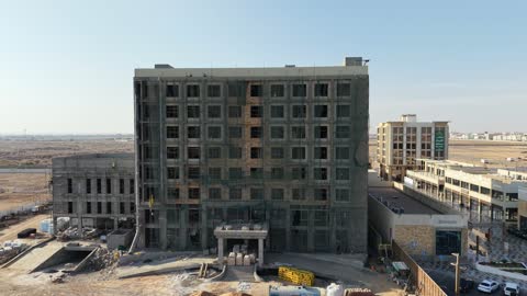 وجهة ترفيهية وتجارية حديثة، المطاعم والمقاهي والمراكز التجارية المميزة، تصوير درون لمجمع ساس بوليفارد في حي المروج بمدينة تبوك في وقت النهار، الفن الهندسي المعماري على الطراز الحديث والمتطور لمشروع جوهرة ساس في المملكة العربية السعودية