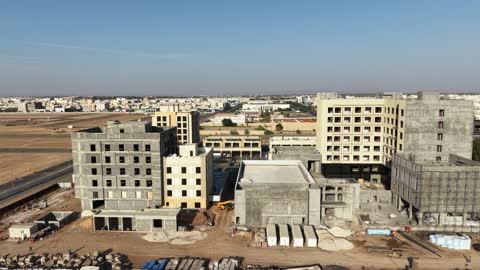 المطاعم والمقاهي والمراكز التجارية المميزة، تصوير درون لمجمع ساس بوليفارد في حي المروج بمدينة تبوك في وقت النهار، وجهة ترفيهية وتجارية حديثة، الفن الهندسي المعماري على الطراز الحديث والمتطور لمشروع جوهرة ساس في المملكة العربية السعودية