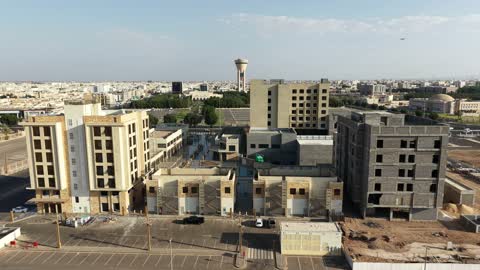 المطاعم والمقاهي والمراكز التجارية المميزة، تصوير درون لمجمع ساس بوليفارد في حي المروج بمدينة تبوك في وقت النهار، وجهة ترفيهية وتجارية حديثة، الفن الهندسي المعماري على الطراز الحديث والمتطور لمشروع جوهرة ساس في المملكة العربية السعودية