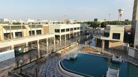 وجهة ترفيهية وتجارية حديثة، المطاعم والمقاهي والمراكز التجارية المميزة، تصوير درون لمجمع ساس بوليفارد في حي المروج بمدينة تبوك في وقت النهار، الفن الهندسي المعماري على الطراز الحديث والمتطور لمشروع جوهرة ساس في المملكة العربية السعودية