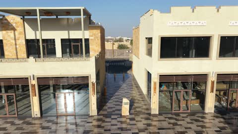 وجهة ترفيهية وتجارية حديثة، المطاعم والمقاهي والمراكز التجارية المميزة، تصوير درون لمجمع ساس بوليفارد في حي المروج بمدينة تبوك في وقت النهار، الفن الهندسي المعماري على الطراز الحديث والمتطور لمشروع جوهرة ساس في المملكة العربية السعودية