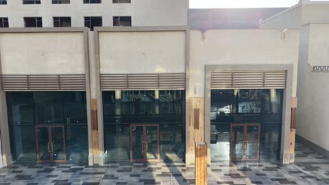 المطاعم والمقاهي والمراكز التجارية المميزة، تصوير درون لمجمع ساس بوليفارد في حي المروج بمدينة تبوك في وقت النهار، وجهة ترفيهية وتجارية حديثة، الفن الهندسي المعماري على الطراز الحديث والمتطور لمشروع جوهرة ساس في المملكة العربية السعودية