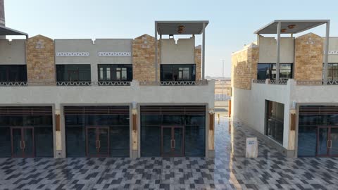 وجهة ترفيهية وتجارية حديثة، المطاعم والمقاهي والمراكز التجارية المميزة، تصوير درون لمجمع ساس بوليفارد في حي المروج بمدينة تبوك في وقت النهار، الفن الهندسي المعماري على الطراز الحديث والمتطور لمشروع جوهرة ساس في المملكة العربية السعودية