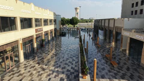 المطاعم والمقاهي والمراكز التجارية المميزة، تصوير درون لمجمع ساس بوليفارد في حي المروج بمدينة تبوك في وقت النهار، وجهة ترفيهية وتجارية حديثة، الفن الهندسي المعماري على الطراز الحديث والمتطور لمشروع جوهرة ساس في المملكة العربية السعودية