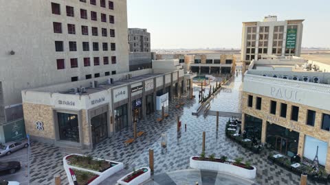 وجهة ترفيهية وتجارية حديثة، المطاعم والمقاهي والمراكز التجارية المميزة، تصوير درون لمجمع ساس بوليفارد في حي المروج بمدينة تبوك في وقت النهار، الفن الهندسي المعماري على الطراز الحديث والمتطور لمشروع جوهرة ساس في المملكة العربية السعودية