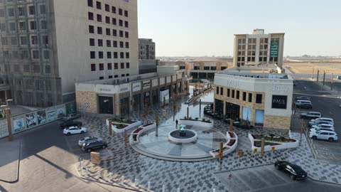 وجهة ترفيهية وتجارية حديثة، المطاعم والمقاهي والمراكز التجارية المميزة، تصوير درون لمجمع ساس بوليفارد في حي المروج بمدينة تبوك في وقت النهار، الفن الهندسي المعماري على الطراز الحديث والمتطور لمشروع جوهرة ساس في المملكة العربية السعودية