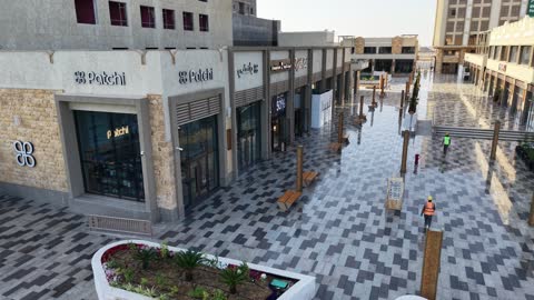 وجهة ترفيهية وتجارية حديثة، المطاعم والمقاهي والمراكز التجارية المميزة، تصوير درون لمجمع ساس بوليفارد في حي المروج بمدينة تبوك في وقت النهار، الفن الهندسي المعماري على الطراز الحديث والمتطور لمشروع جوهرة ساس في المملكة العربية السعودية