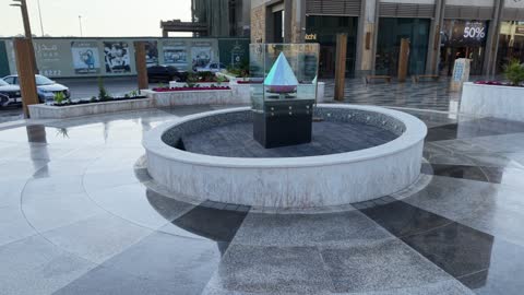 المطاعم والمقاهي والمراكز التجارية المميزة، تصوير درون لمجمع ساس بوليفارد في حي المروج بمدينة تبوك في وقت النهار، وجهة ترفيهية وتجارية حديثة، الفن الهندسي المعماري على الطراز الحديث والمتطور لمشروع جوهرة ساس في المملكة العربية السعودية