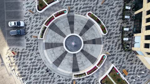 المطاعم والمقاهي والمراكز التجارية المميزة، تصوير درون لمجمع ساس بوليفارد في حي المروج بمدينة تبوك في وقت النهار، وجهة ترفيهية وتجارية حديثة، الفن الهندسي المعماري على الطراز الحديث والمتطور لمشروع جوهرة ساس في المملكة العربية السعودية