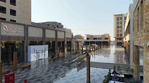 وجهة ترفيهية وتجارية حديثة، المطاعم والمقاهي والمراكز التجارية المميزة، تصوير درون لمجمع ساس بوليفارد في حي المروج بمدينة تبوك في وقت النهار، الفن الهندسي المعماري على الطراز الحديث والمتطور لمشروع جوهرة ساس في المملكة العربية السعودية