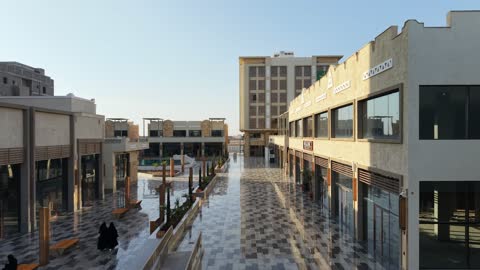 المطاعم والمقاهي والمراكز التجارية المميزة، تصوير درون لمجمع ساس بوليفارد في حي المروج بمدينة تبوك في وقت النهار، وجهة ترفيهية وتجارية حديثة، الفن الهندسي المعماري على الطراز الحديث والمتطور لمشروع جوهرة ساس في المملكة العربية السعودية