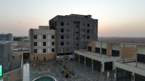 الفن الهندسي المعماري على الطراز الحديث والمتطور لمشروع جوهرة ساس في المملكة العربية السعودية، وجهة ترفيهية وتجارية حديثة، المطاعم والمقاهي والمراكز التجارية المميزة، تصوير درون لمجمع ساس بوليفارد في حي المروج بمدينة تبوك في وقت النهار