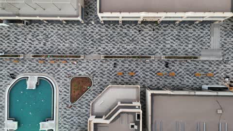 الفن الهندسي المعماري على الطراز الحديث والمتطور لمشروع جوهرة ساس في المملكة العربية السعودية، وجهة ترفيهية وتجارية حديثة، المطاعم والمقاهي والمراكز التجارية المميزة، تصوير درون لمجمع ساس بوليفارد في حي المروج بمدينة تبوك في وقت النهار