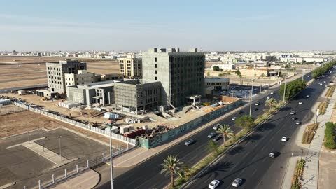 الفن الهندسي المعماري على الطراز الحديث والمتطور لمشروع جوهرة ساس في المملكة العربية السعودية، وجهة ترفيهية وتجارية حديثة، المطاعم والمقاهي والمراكز التجارية المميزة، تصوير درون لمجمع ساس بوليفارد في حي المروج بمدينة تبوك في وقت النهار