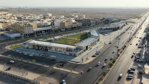 مركز ترفيهي وتجاري، الفن الهندسي المعماري على الطراز الحديث والمتطور في المملكة العربية السعودية، المطاعم والمقاهي والمراكز التجارية المميزة، تصوير درون لمجمع ماي ووك في شارع عمرو بن العاص في حي المصيف بمدينة تبوك في وقت النهار، مكان للتسوق وقضاء وقت ممتع