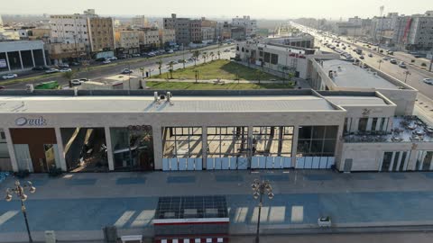 مكان للتسوق وقضاء وقت ممتع، مركز ترفيهي وتجاري، الفن الهندسي المعماري على الطراز الحديث والمتطور في المملكة العربية السعودية، المطاعم والمقاهي والمراكز التجارية المميزة، تصوير درون لمجمع ماي ووك في شارع عمرو بن العاص في حي المصيف بمدينة تبوك في وقت النهار