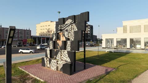 مكان للتسوق وقضاء وقت ممتع، مركز ترفيهي وتجاري، الفن الهندسي المعماري على الطراز الحديث والمتطور في المملكة العربية السعودية، المطاعم والمقاهي والمراكز التجارية المميزة، تصوير درون لمجمع ماي ووك في شارع عمرو بن العاص في حي المصيف بمدينة تبوك في وقت النهار